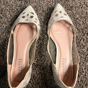 Journee Collection Women's Cream and Tan Cutout Flats